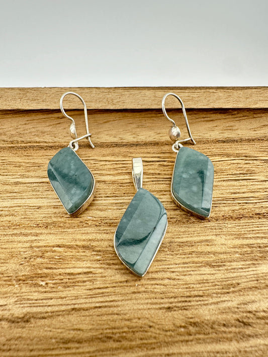Translucent green Jade rhombus rounded earrings & pendant set